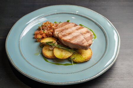 Стейк из cвинoй шеи