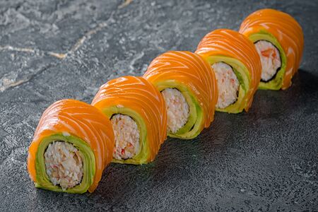 Ролл Краб с лососем и авокадо
