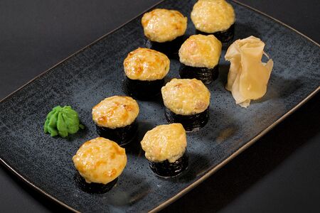 Ролл запеченный Угорь-лосось