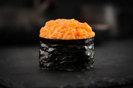 Гункан с сёмгой