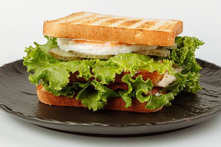 Клаб-сэндвич с филе цыплёнка, жареным яйцом, салатом и соусом Ранч