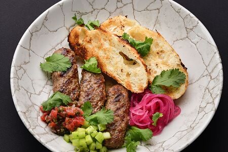 Люля-кебаб со свежими овощами и чиабаттой