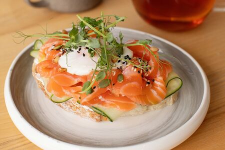 Тост с форелью и яйцом пашот