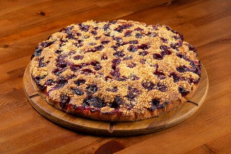 Пирог с яблоком и вишней