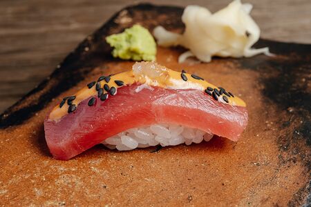 Тунец с соусом аджи чалокито