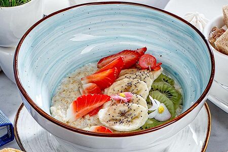 Овсяная каша с бананом, клубникой и киви