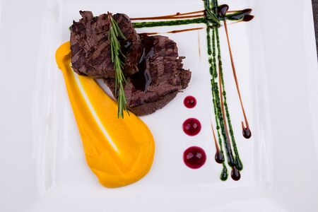 Медальоны с соусом демиглас