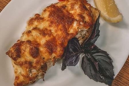 Запеченный судачок с шампиньонами под сыром