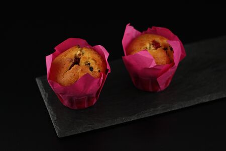 Клубничный маффин с шоколадом