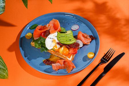 Вафля с лососем и пашот