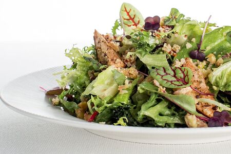 Зеленый салат с халуми и инжиром