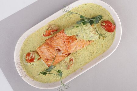 Лосось со сливочным соусом и черри