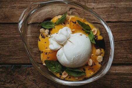 Буррата, манго, базилик