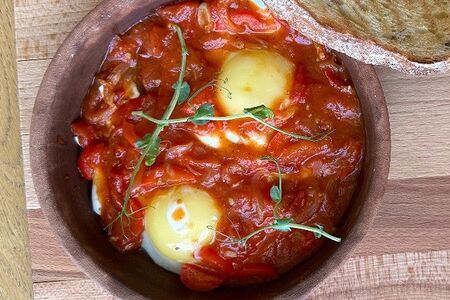 Шакшука с овощами и тостом с тыквенными семечками