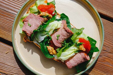 Тост с ростбифом и кремом из томатов