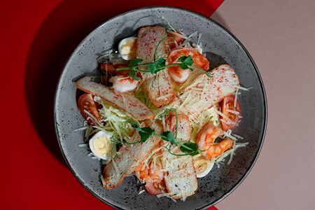 Салат Цезарь с креветками