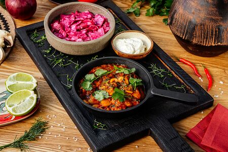 Лобио с капустой по-гурийски и копченой сметаной