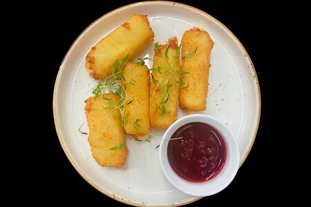 Сырные палочки с брусничным соусом