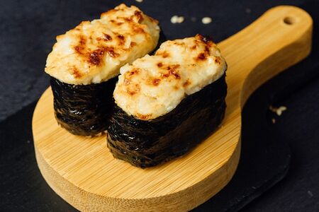 Запечённые суши с креветкой