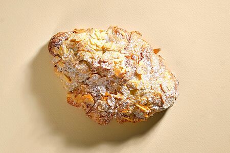 Круассан миндальный