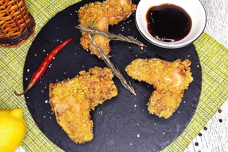 Крылышки куриные в кляре с соусом