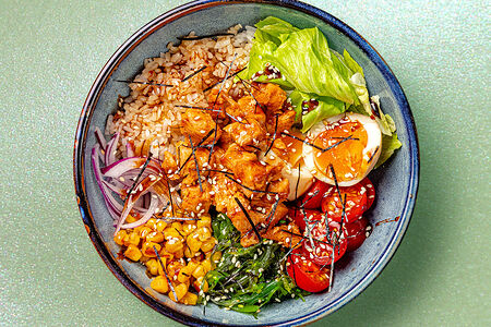 Боул киноа с куриной грудкой