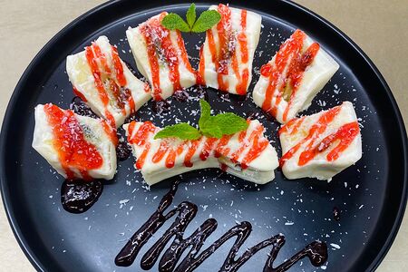 Сладкий ролл с клубничным соусом