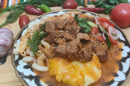 Гуляш из говядины с гарниром