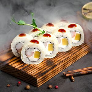 Ролл с креветкой и манго