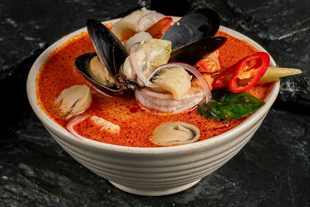 Том ям с морепродуктами
