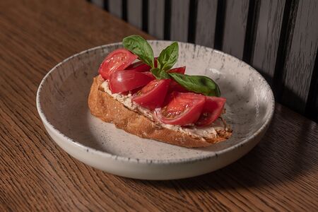 Брускетта с томатами и сливочным сыром