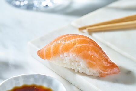 Суши с лососем