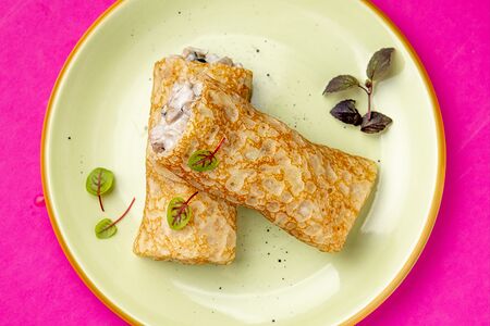 Блинчик с нежной курицей и грибами