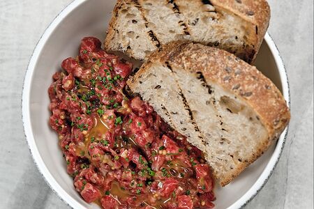 Тартар из говядины с каперсами