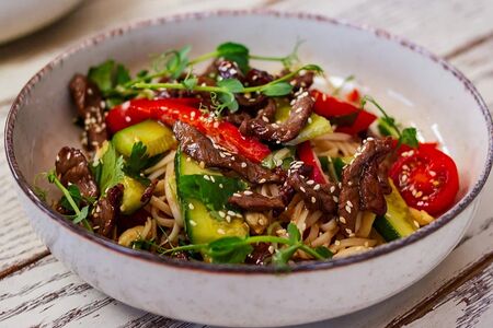 Азиатский салат с говядиной