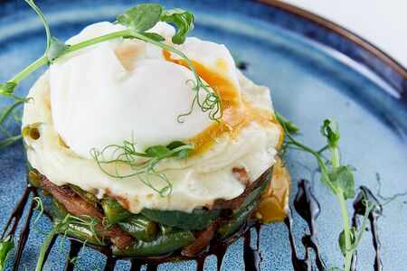 Салат с языком, зелёной фасолью и яйцом пашот