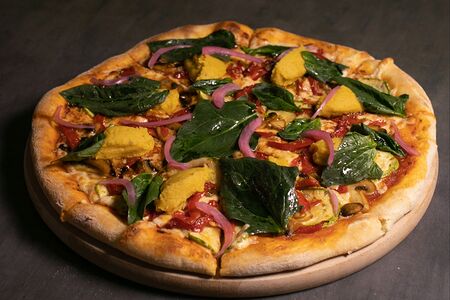 Пицца с овощами гриль и хумусом