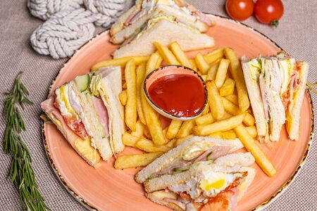 Клаб-сэндвич с картофелем фри