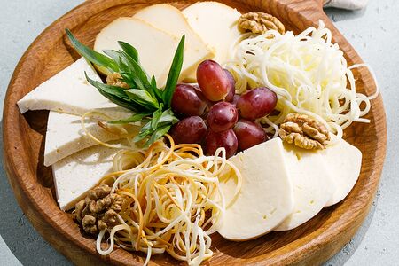 Ассорти из домашних сыров