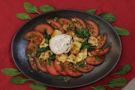 Яйцо пашот с жаренным сыром и помидорами