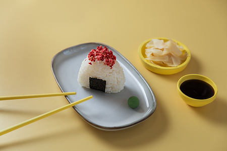 Онигири с тунцом