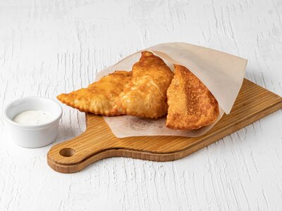 Мини-чебуреки с грудинкой, картофелем и луком