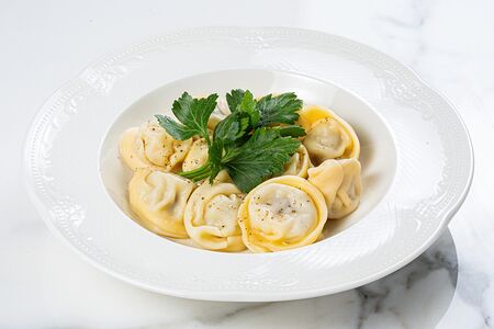 Домашние пельмени со сметаной