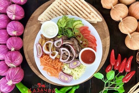 Шаверма на тарелке со свининой