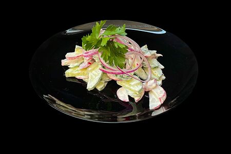 Салат с редисом и свежим огурцом