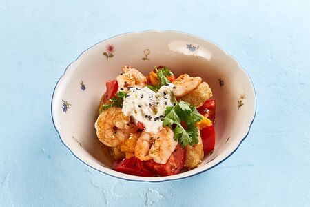 Салат с креветками и манго