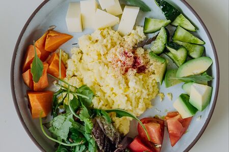 Скрэмбл с бататом, тофу и авокадо