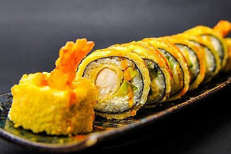 Теплый ролл с креветкой темпура