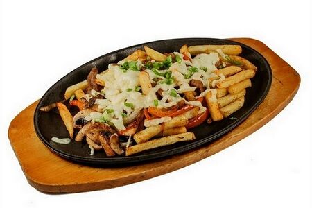 Сковородка со свининой, шампиньонами и картофелем фри