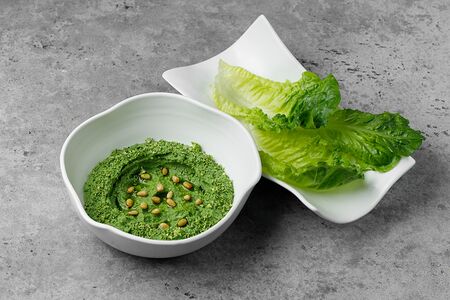 Хумус из брокколи с ромейном